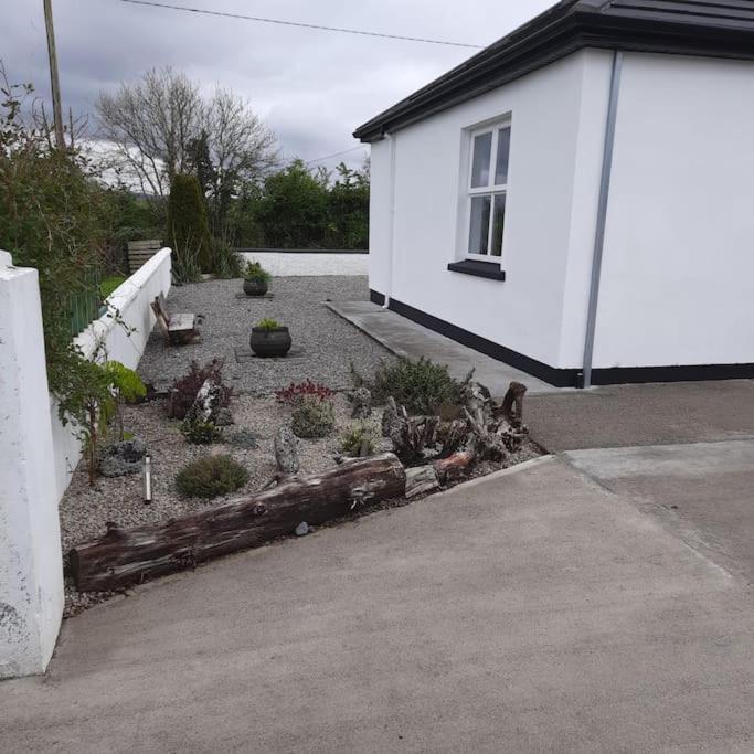 Cheerful Three Bedroom Country Cottage Ballina  Exterior foto